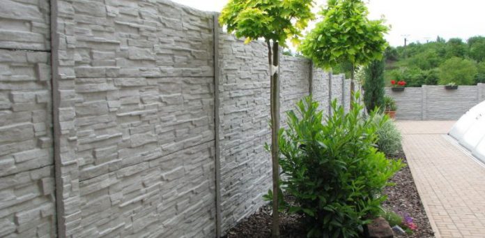 betonovy-plot-800x392-1-696x341